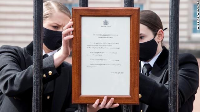 A sign announcing the death of Prince Philip is placed on the gates of Buckingham Palace.