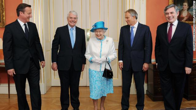 The Queen poses with former prime ministers David Cameron (left), John Major (2nd from left), Tony Blair (2nd from right) and Gordon Brown (right) on July 24, 2012 in London.