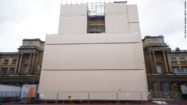 Building work takes place on the Grand Entrance of Buckingham Palace.