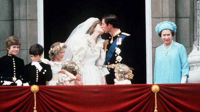 The newlyweds shared a kiss on the Buckingham Palace balcony.