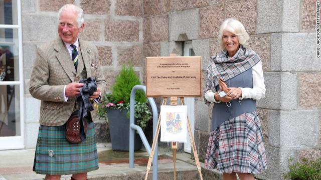 The pair unveil a plaque to commemorate the opening of the Ballater Community and Heritage Hub on August 31, 2021.