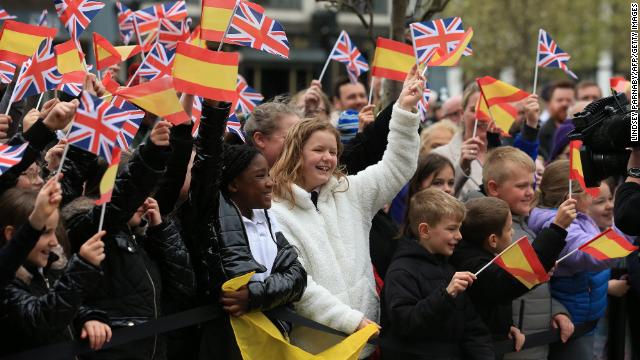 Royal fans came out en masse to see Charles and Letizia.