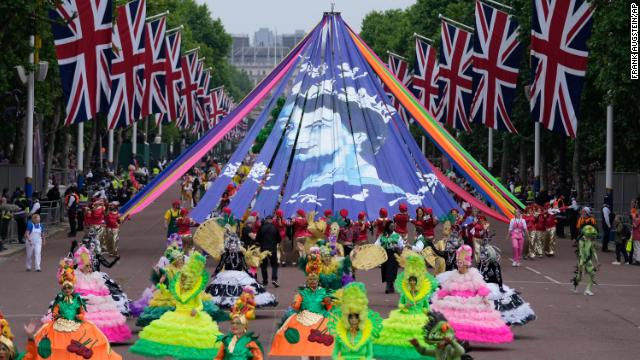 The pageant featured a carnival procession along the Mall including giant puppets and celebrities that helped depicted key moments from the Queen's seven decades on the throne. 