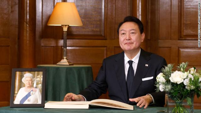 South Korean leader Yoon Suk-yeol signs a book of condolence at Lancaster House in London on September 18, 2022 following the death of Queen Elizabeth II.