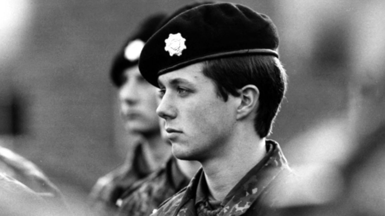 Crown Prince Frederik began his military education in 1986 in the Queen's Life Guard Regiment.