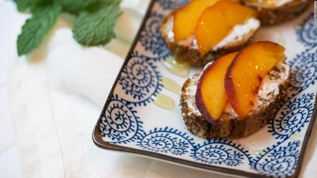 Breakfast crostini with peaches, goat cheese and honey