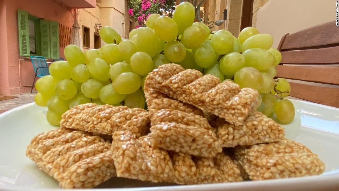 Pasteli with grapes