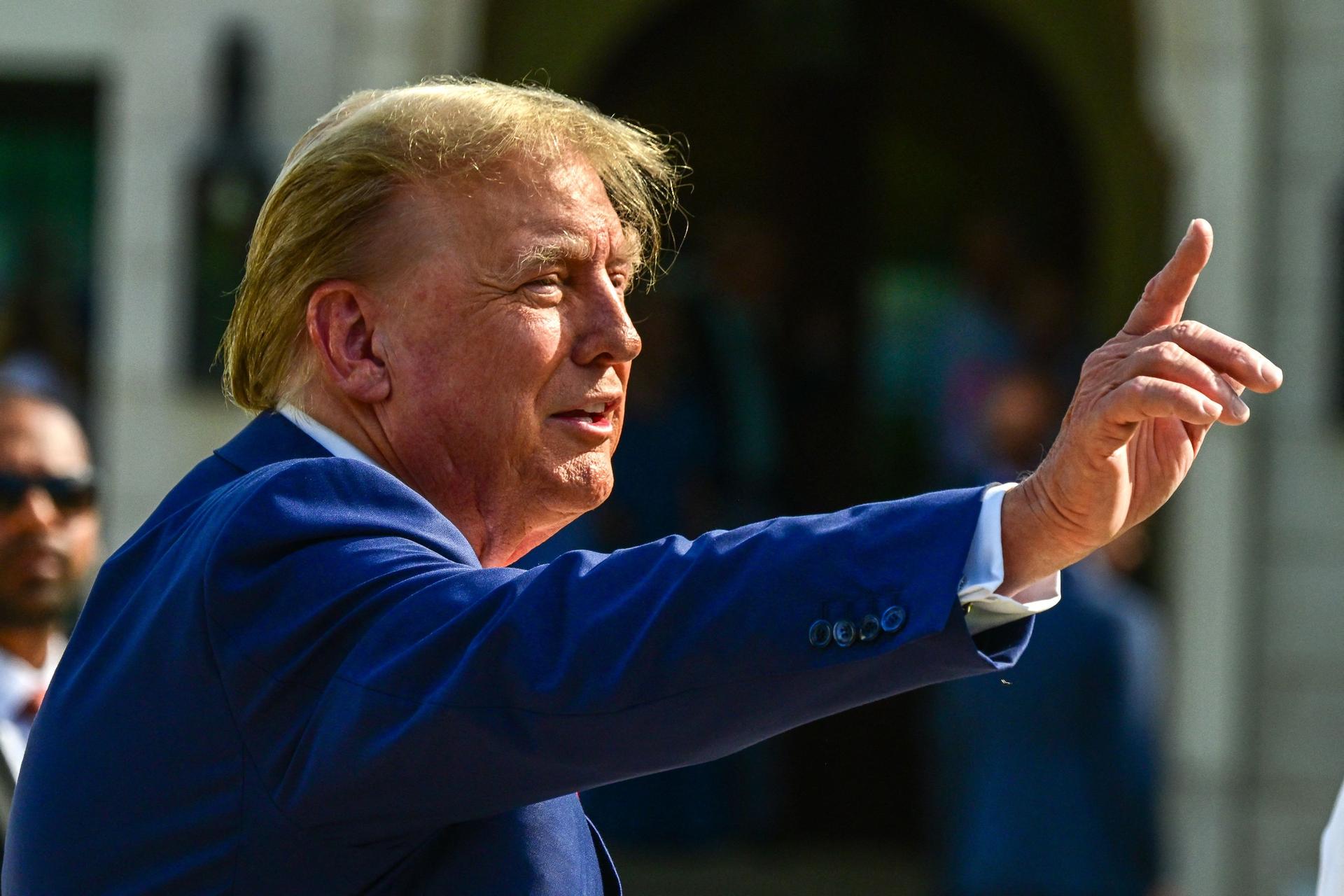 Photo of former president Donald Trump waving