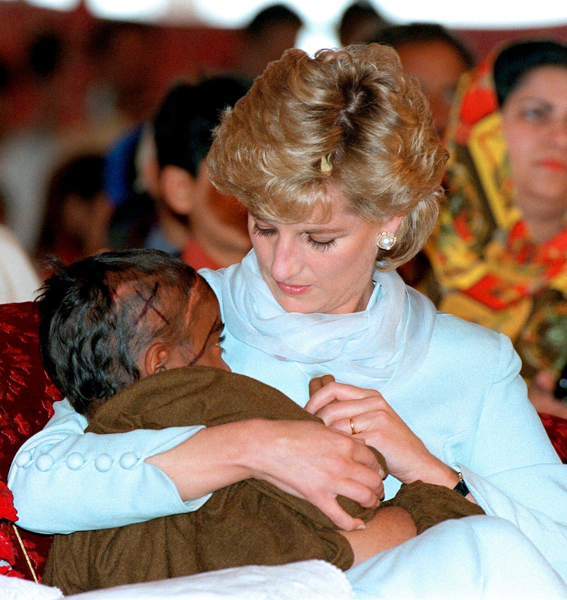 Photo of Princess Diana holding a young cancer patient