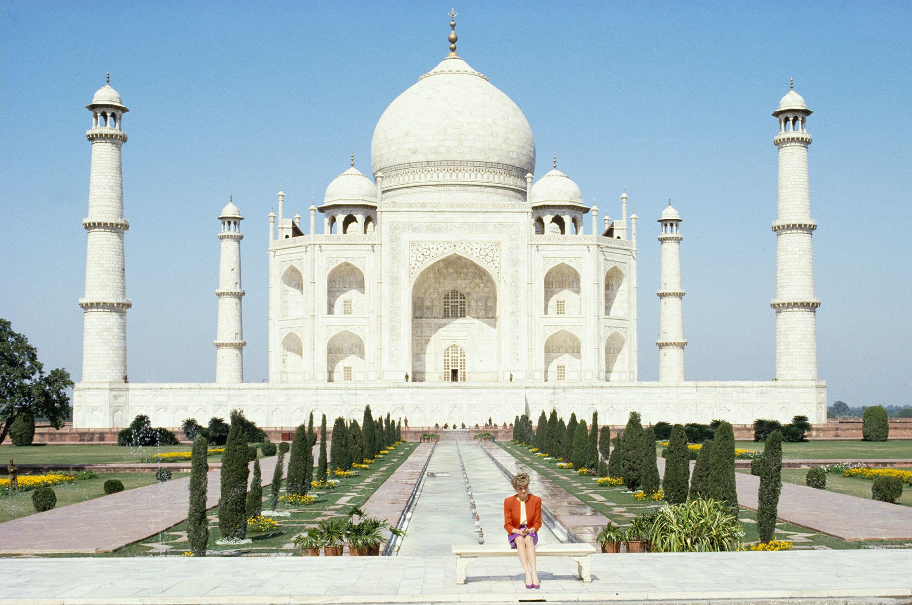 Photo of Princess Diana sat alone at the Taj Mahal 