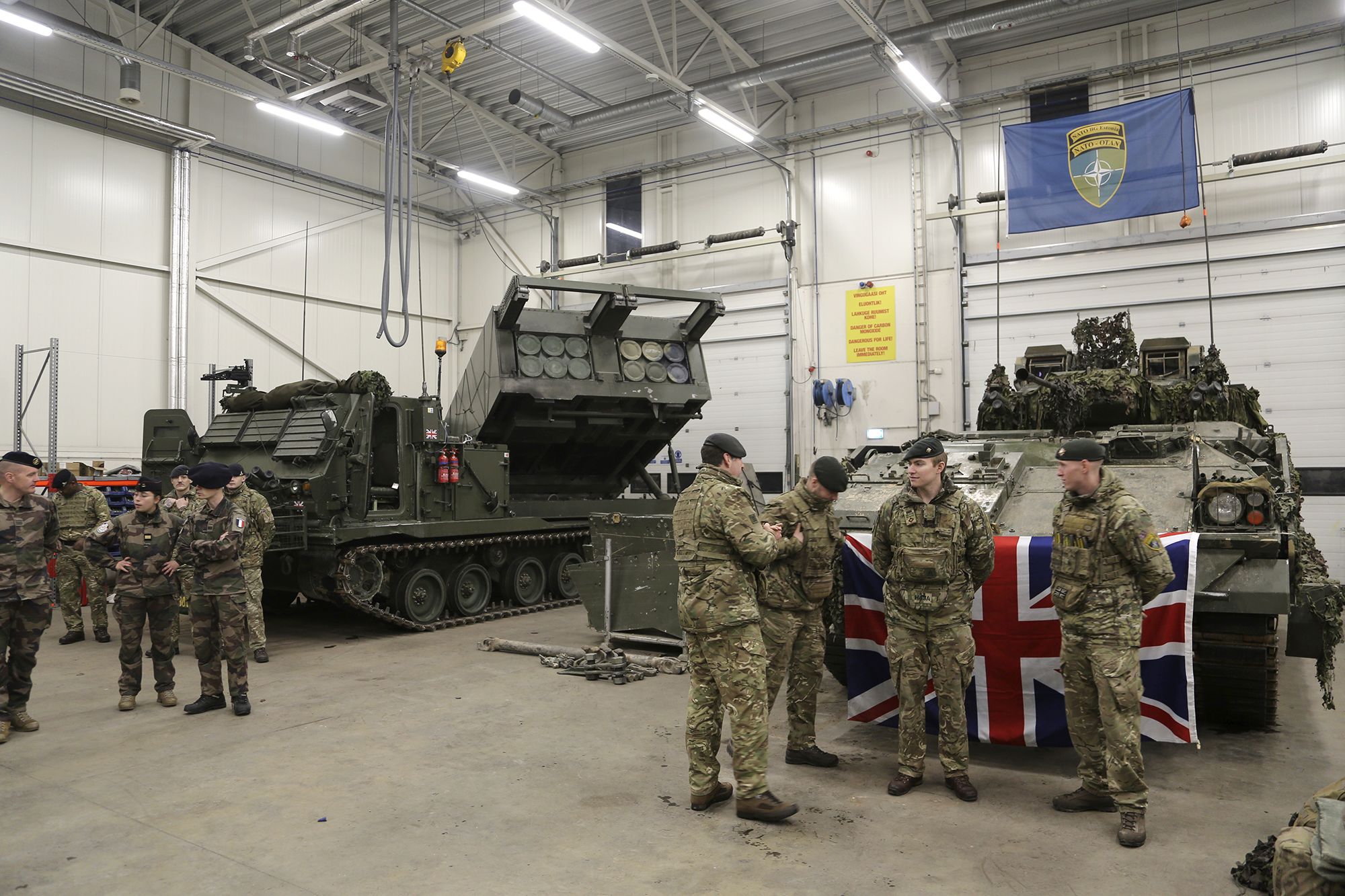 Photo of French and British soldiers of the NATO combat unit in Estonia