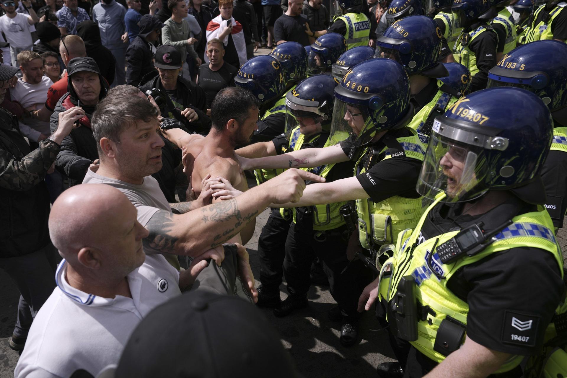 Police clash with right wing protesters in Piccadilly Gardens on August 3, 2024 in Manchester, England.