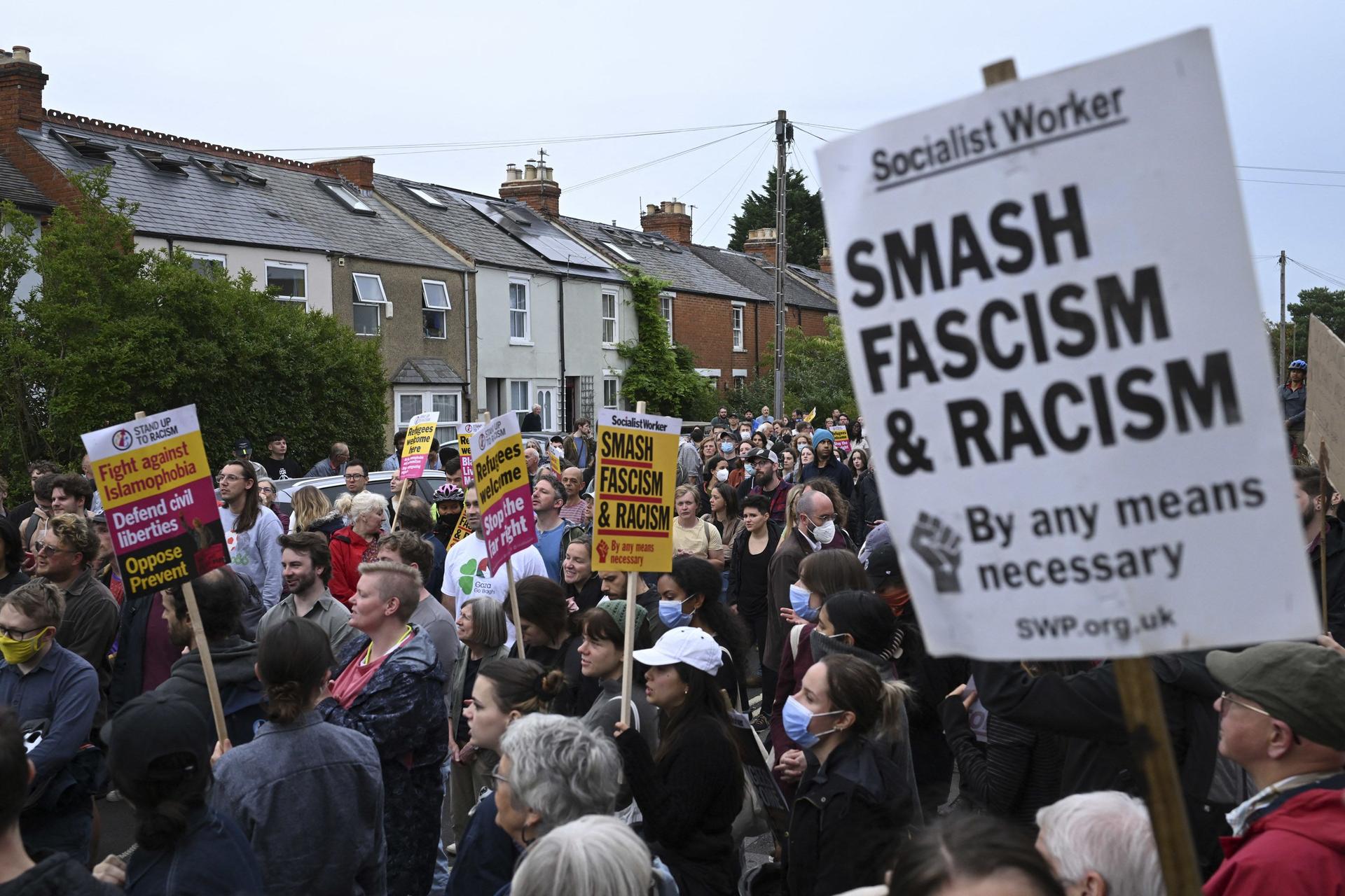  Thousands of anti-racism protesters took to the streets in several English cities on Wednesday to oppose violent far-right demonstrations that have gripped the country in recent days.