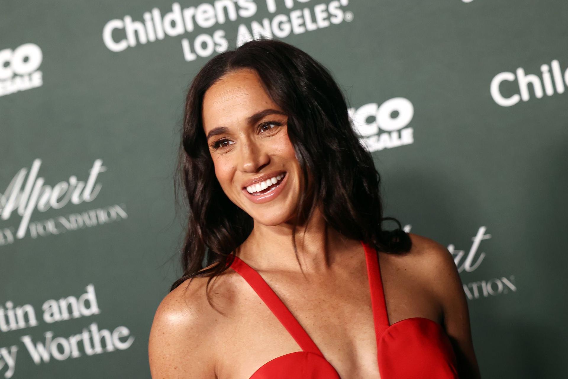 AlternateMeghan, Duchess of Sussex attends the 2024 Children's Hospital Los Angeles (CHLA) Gala. text