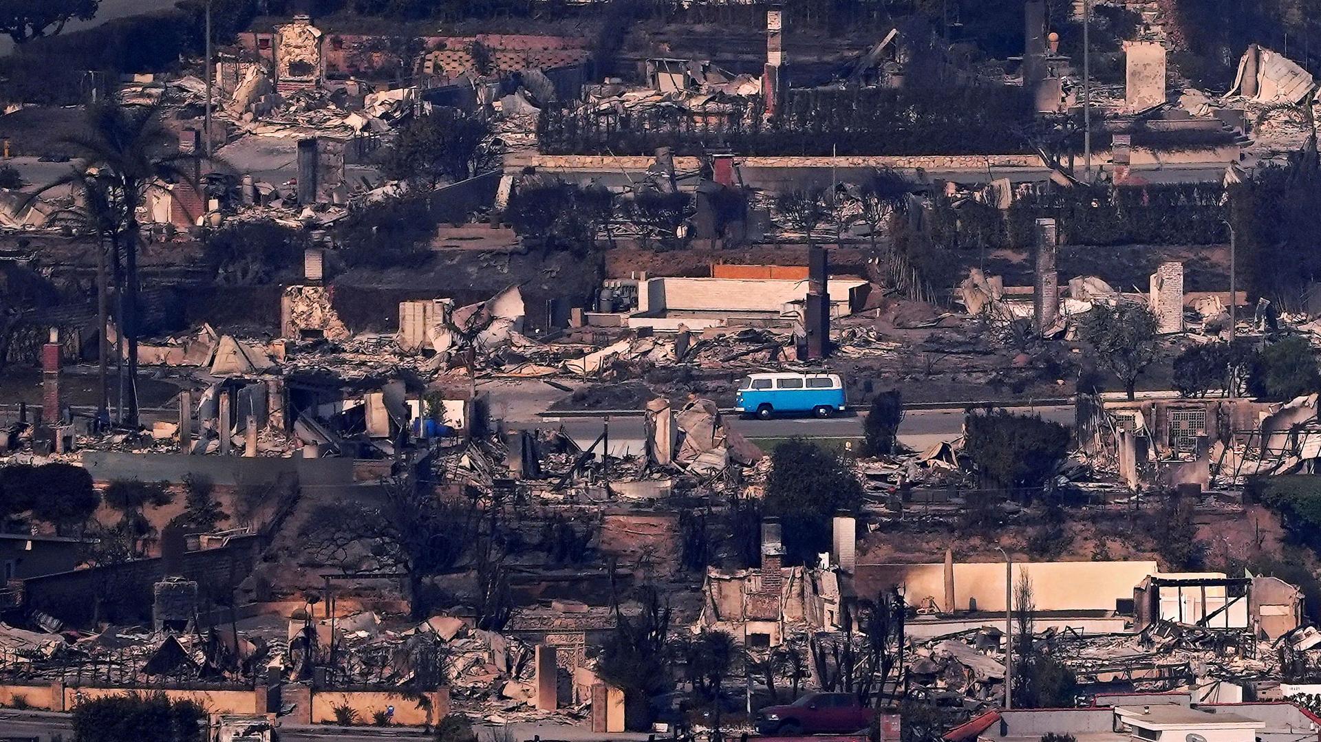 Volkswagen bus Azul in Malibu