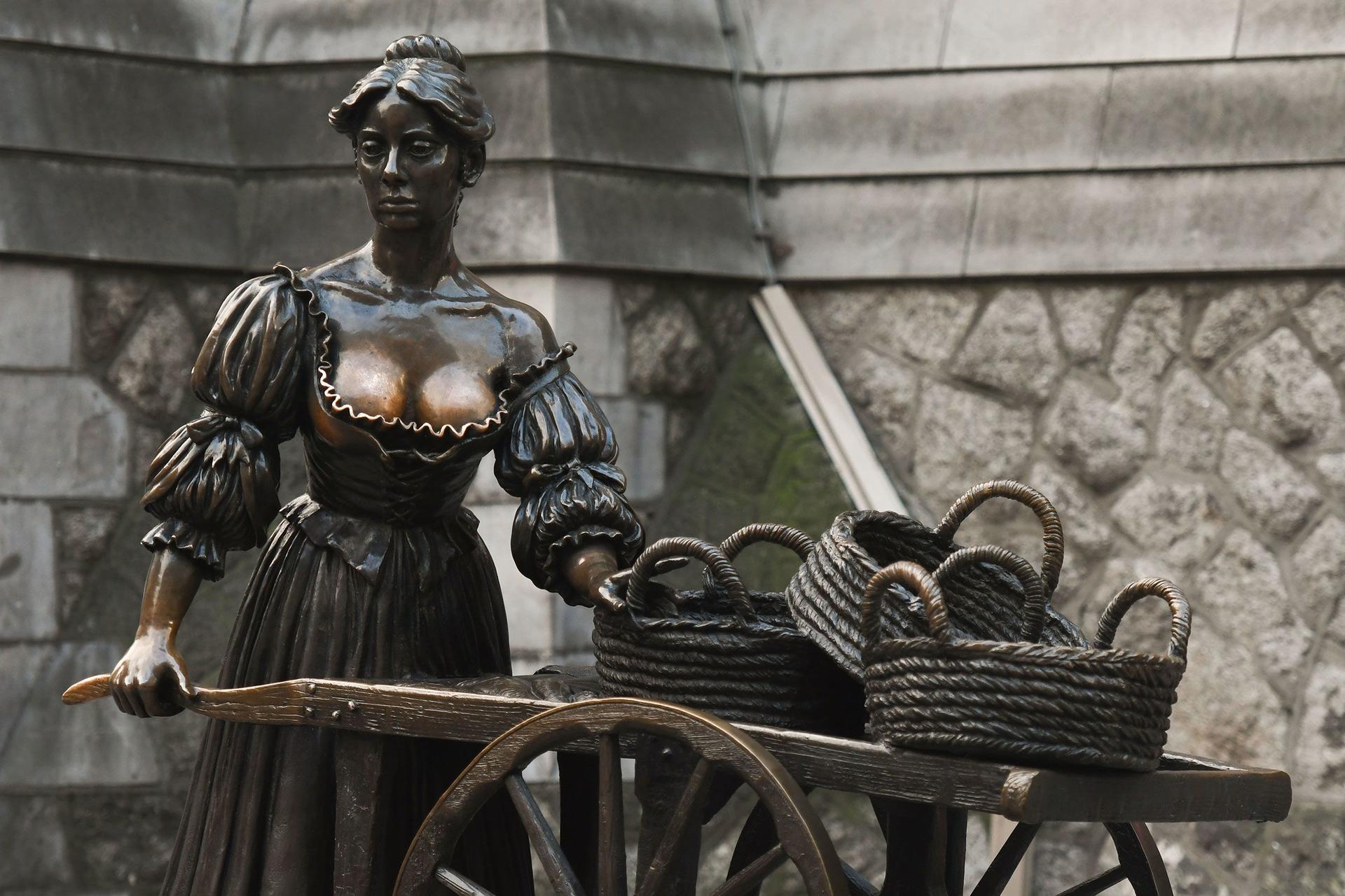 Molly Malone statue